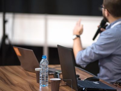 Laptop, czlowiek, konferencja, woda