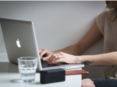 laptop, ręka, szklanka