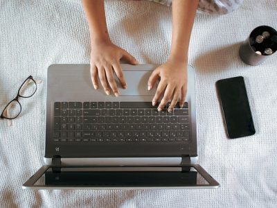 laptop, ręcę, kubek, telefon