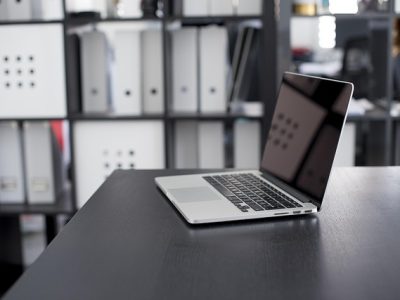 laptop, biurko, półka